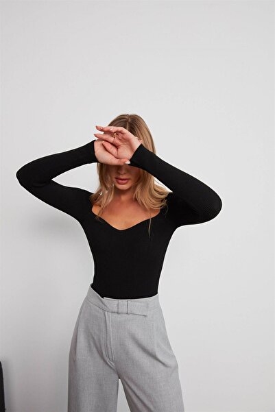 VATKALI Gerippter Pullover mit herzförmigem Ausschnitt in Schwarz