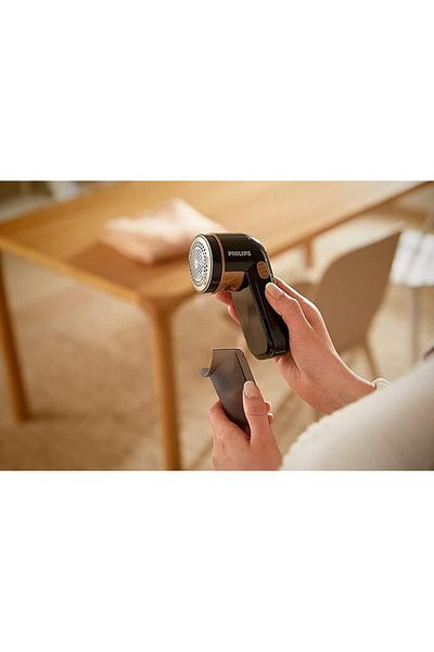 Philips GC026 / 80 Pourer, Lint Remover, Black and Gold
