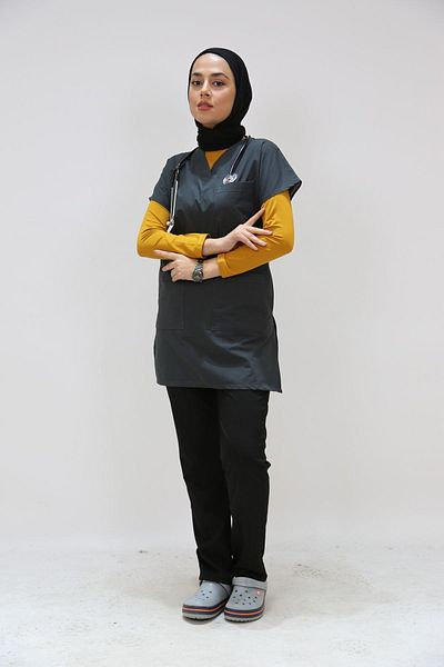 Limitless Uniforma de asistentă hijab afumată gri antracit - Tunica oversize, top unic, fusta de 85 cm