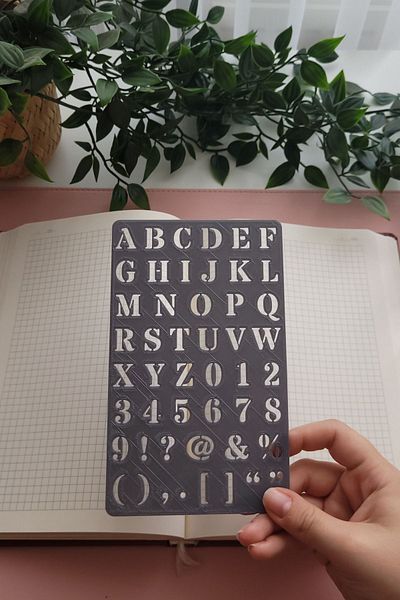 Karmelom Studio مجموعة مسطرة استنسل الحروف الكبيرة والصغيرة من Bullet Journal
