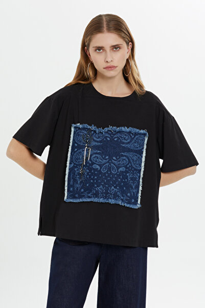 GİZİA Ön Kısmı Pano Garnili Boncuk İşlemeli Kısa Kollu Siyah Bluz