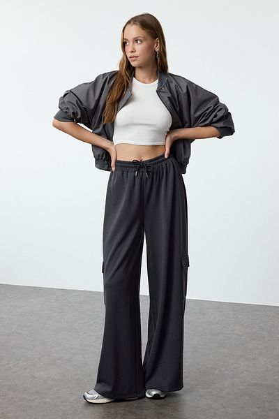 Trendyol Collection Anthrazitfarbene Cargo-Taschen-Röhrenbein-Strick-Jogginghose TWOAW25EA00014