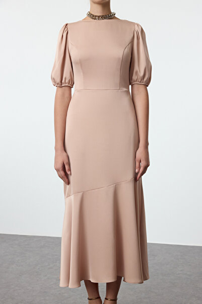 Trendyol Collection Μπεζ βραδινό φόρεμα σατέν σε γραμμή Α Νυχτερινό φόρεμα επιστροφής στο σπίτι TPRSS24EL00286