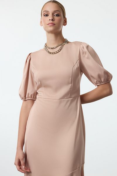 Trendyol Collection Μπεζ βραδινό φόρεμα σατέν σε γραμμή Α Νυχτερινό φόρεμα επιστροφής στο σπίτι TPRSS24EL00286