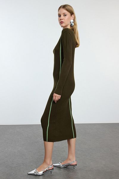 Trendyol Collection Khaki színű blokkolt Midi kötöttáru ruha - TWOAW25EL00081