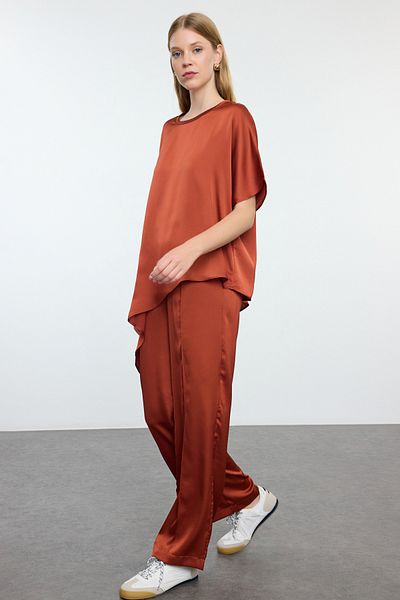 Trendyol Collection Braunes, asymmetrisches, gewebtes Satin-Blusen- und Hosen-Set TWOAW25AU00099
