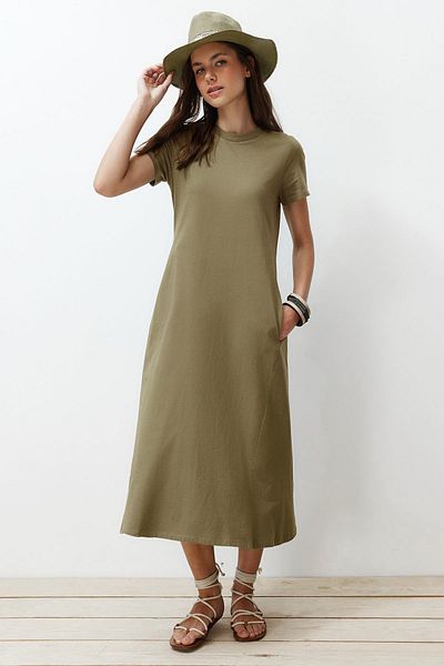 Trendyol Collection Khakifarbenes Premium-Strick-Midikleid in A-Linie mit Rundhalsausschnitt und Taschen TWOSS24EL00169