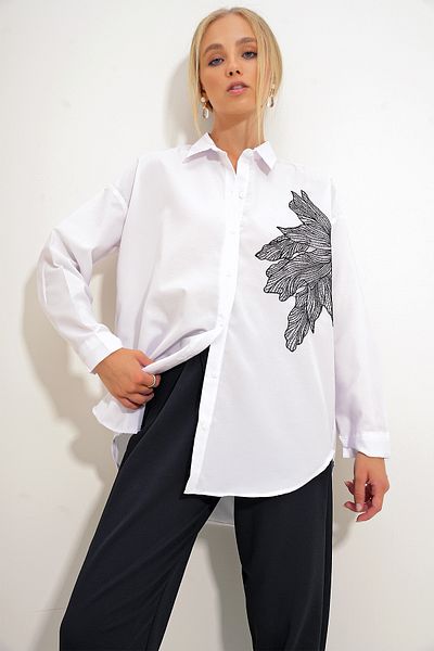 Trend Alaçatı Stili Weißes, mit Blumen besticktes Oversize-Damenhemd - Alc-X12651