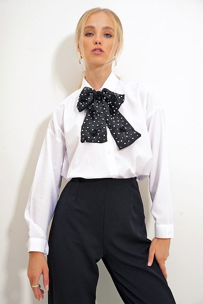 Trend Alaçatı Stili Biała koszula oversize z tkaniny z odpinaną wstążką i dodatkami Alc-X12652