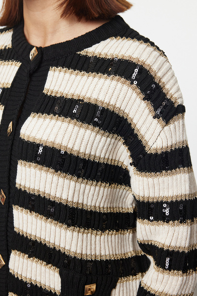 Trendyol Collection Černý pletený cardigan s třpytivým detailem příslušenství - TWOAW25HI00296