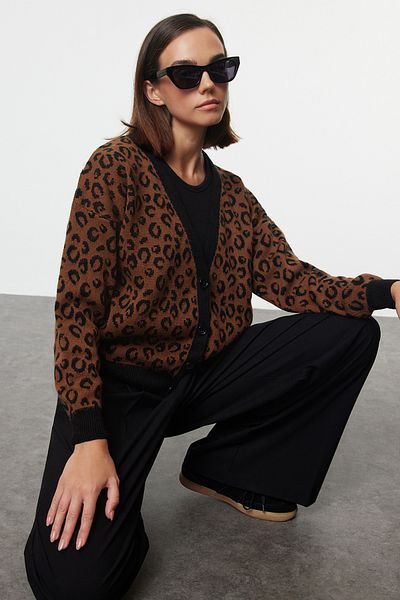 Trendyol Collection Weicher Strick-Cardigan mit Leopardenmuster – Schwarz TWOAW25HI00330