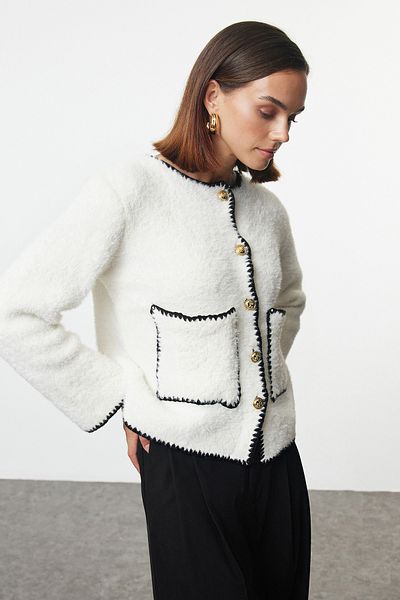 Trendyol Collection Weich strukturierter Strick-Cardigan in Ecru – Jackenoptik TWOAW25HI00009