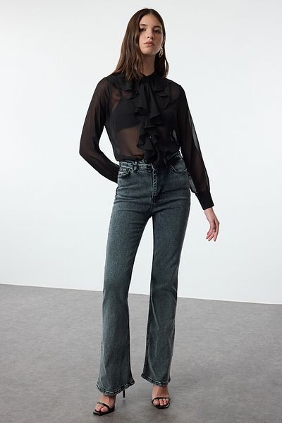 Trendyol Collection Černá košile s vysokým límečkem – detail s volánem vpředu, tkaná, Regular Fit Twoaw25Go00010