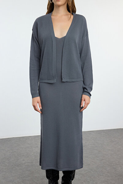 Trendyol Collection Premium-Anthrazit-Midi-Strickjacke und -Kleid-Set – Spezialgarn TWOAW25EL00075