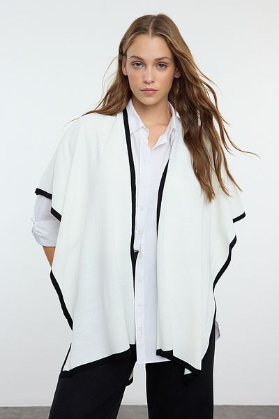 Trendyol Collection Ecru-Strick-Poncho mit breiter Passform – Farbblock TWOAW25PA00001
