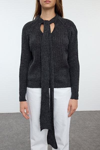 Trendyol Collection Antracitový úpletový svetr – měkká textura, stuha/mašle Volný úplet Twoaw25Kz00093