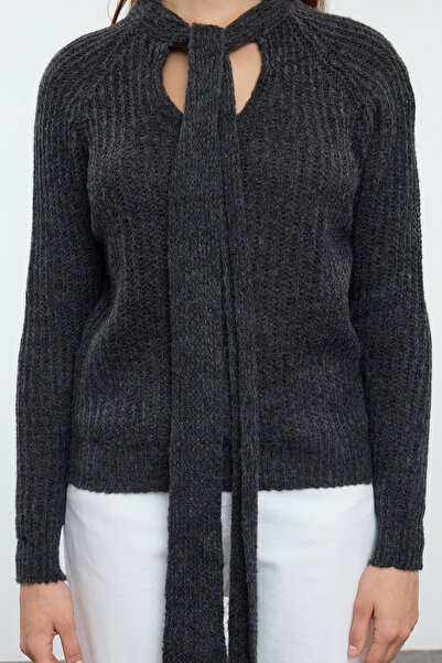 Trendyol Collection Antracitový úpletový svetr – měkká textura, stuha/mašle Volný úplet Twoaw25Kz00093