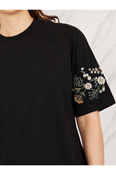 Styli تي شيرت طويل مطرز كبير الحجم