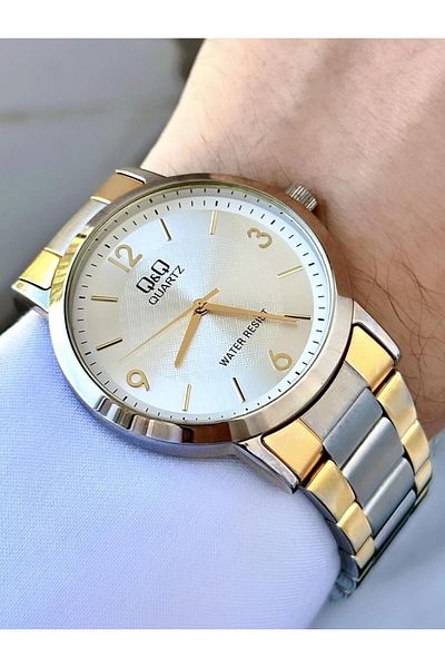 Q&Q Men's Gold Silver 4 Numbers Simple Detail Silver Dial Analog Clock