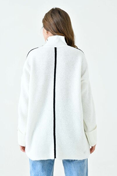 vuvutasarım Pulover alb tricotat cu guler înalt, supradimensionat - mânecă lungă și dungi 4119