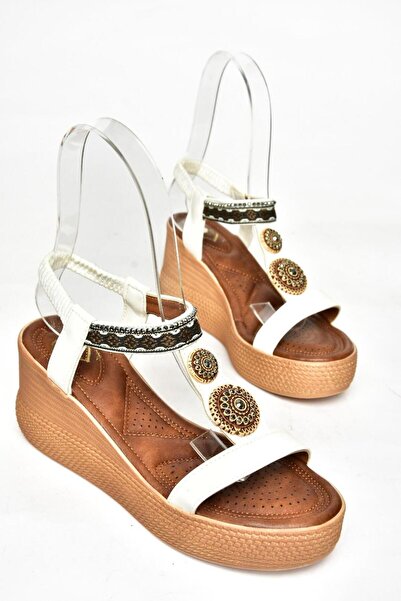 Fox Shoes S258136009 Bílé dámské sandály s klínovou podrážkou