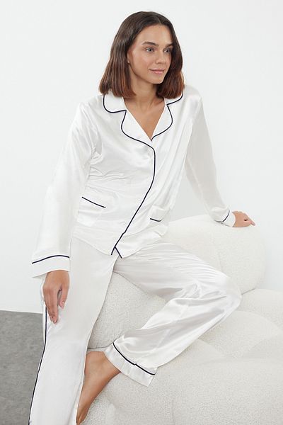 Trendyol Collection Ecrufarbenes, mit Paspeln verziertes, gewebtes Satin-Pyjama-Set THMAW25PT00047