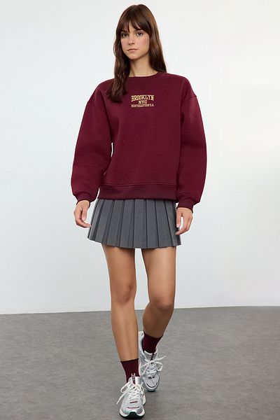 Trendyol Collection Fleece-Strick-Sweatshirt in Burgunderrot – Slogan-Druck, dicke Innenseite – TWOAW25SW00118