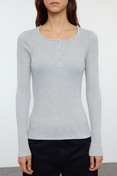 Trendyol Collection Pružná pletená halenka s šedým melanžem se šňůrou – padnoucí na tělo, se zapínáním na patentky TWOAW25BZ00080