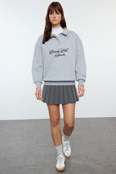 Trendyol Collection Fleecová pletená mikina s vyšívaným šedým melanžem - TWOAW24SW00182
