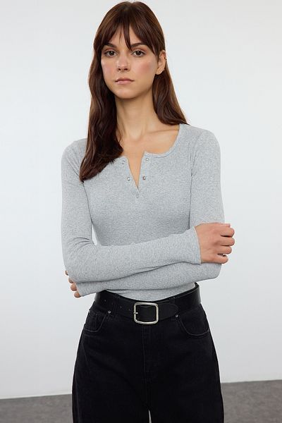 Trendyol Collection Pružná pletená halenka s šedým melanžem se šňůrou – padnoucí na tělo, se zapínáním na patentky TWOAW25BZ00080