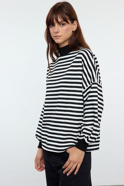 Trendyol Collection Halber Rollkragenpullover – Fleece-dickes, innen schwarz gestreiftes Oversize-Sweatshirt TWOAW25SW00168