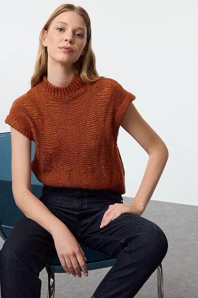 Trendyol Collection Светлокафяв плетен пуловер с кръгло деколте - мека текстура, къс ръкав Twoaw25Sv00026