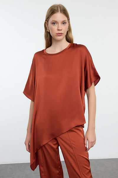Trendyol Collection Braunes, asymmetrisches, gewebtes Satin-Blusen- und Hosen-Set TWOAW25AU00099