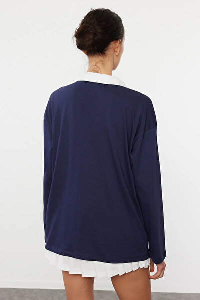 Trendyol Collection Námořnická modrá silná bavlněná pletená trička s polo límečkem, výšivkou a popelínovými detaily Garni, oversize střih TWOAW25TS00000