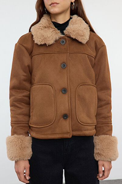 Trendyol Collection Hnědý semišový kabát s plyšovým detailem - Regular Fit Twoaw25Mo00183