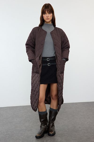 Trendyol Collection Voděodpudivý tmavě hnědý prošívaný dlouhý kabát - Regular Fit Twoaw25Mo00246