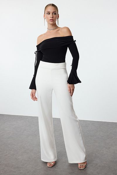 Trendyol Collection Schwarze Carmen-Kragen-Schnürung, detaillierte spanische Ärmel, gestrickte, stilvolle Bluse TPRAW25BZ00009