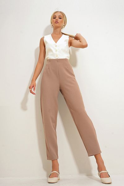 Trend Alaçatı Stili Dunkelbeige Krepphose mit hoher Taille und Abnähern - ALC-X12561