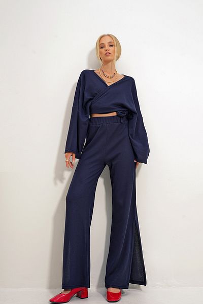 Trend Alaçatı Stili Marineblaues Set aus zweireihiger Bluse und geschlitzter Hose – ALC-X12498