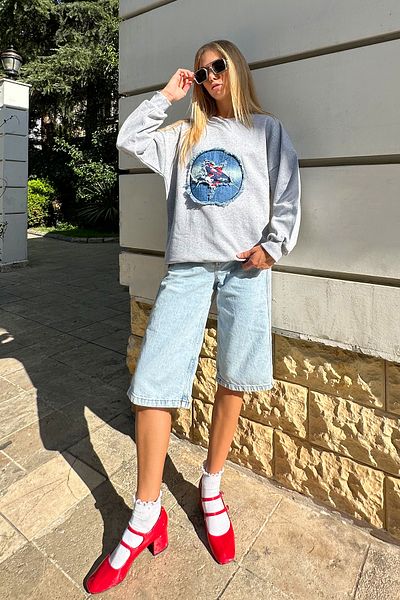 Trend Alaçatı Stili Graues, besticktes Damen-Jeans-Sweatshirt mit Rundhalsausschnitt – Garni