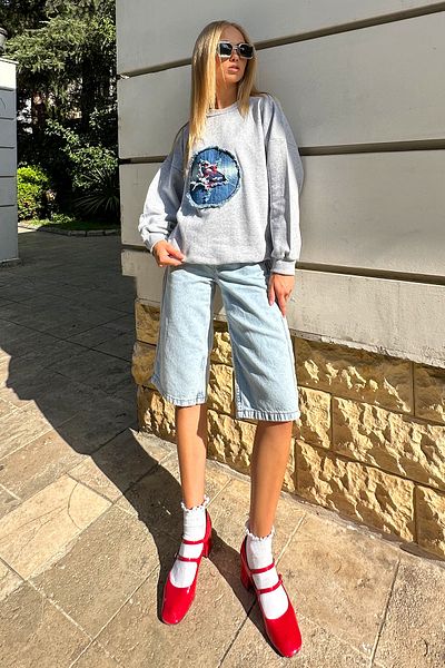Trend Alaçatı Stili Graues, besticktes Damen-Jeans-Sweatshirt mit Rundhalsausschnitt – Garni