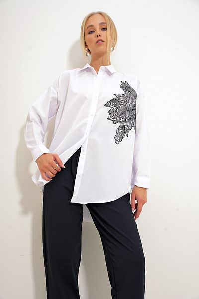 Trend Alaçatı Stili Weißes, mit Blumen besticktes Oversize-Damenhemd - Alc-X12651