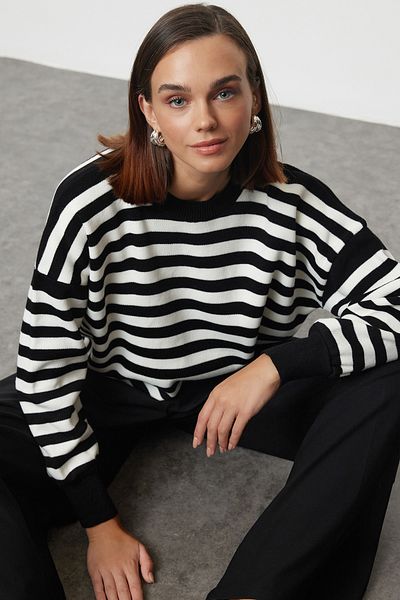 Trendyol Collection Pulover de tricotaj cu dungi negre - Aspect de hanorac TWOAW25KZ00199