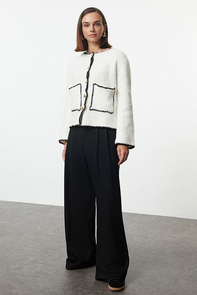 Trendyol Collection Weich strukturierter Strick-Cardigan in Ecru – Jackenoptik TWOAW25HI00009