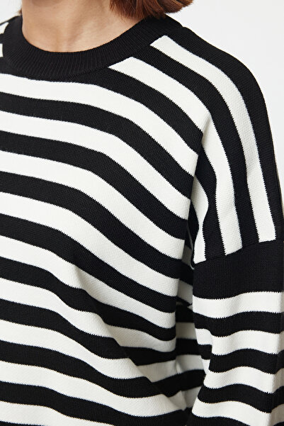 Trendyol Collection Pulover de tricotaj cu dungi negre - Aspect de hanorac TWOAW25KZ00199