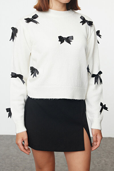 Trendyol Collection Μαλακό πλεκτό πουλόβερ - εκρού, κορδέλα και λεπτομέρεια φιόγκου TWOAW25KZ00155