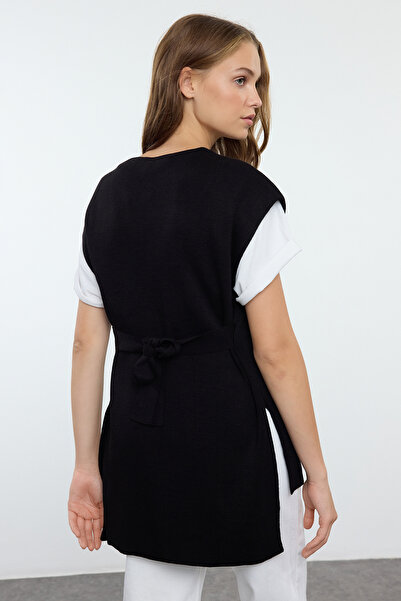 Trendyol Collection Черен трикотажен пуловер с V-образно деколте - широка кройка с детайл за връзка Twoaw25Sv00029