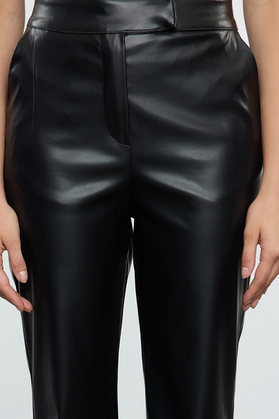 Trendyol Collection Černé kalhoty rovného střihu z umělé kůže - Twoaw25Pl00011