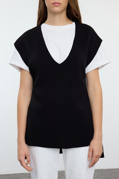 Trendyol Collection Черен трикотажен пуловер с V-образно деколте - широка кройка с детайл за връзка Twoaw25Sv00029