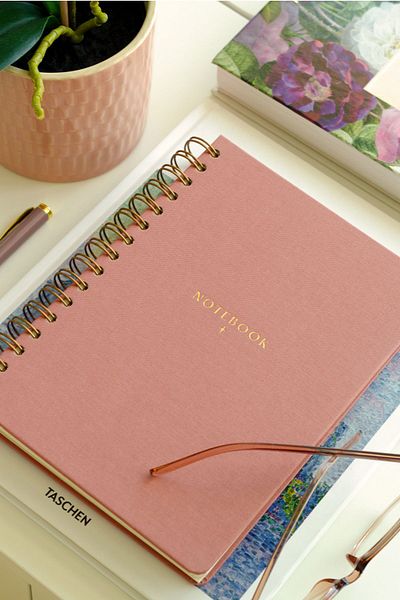 Matt Notebook Blocnotes de in 15x21 cm în spirală roz - A5
